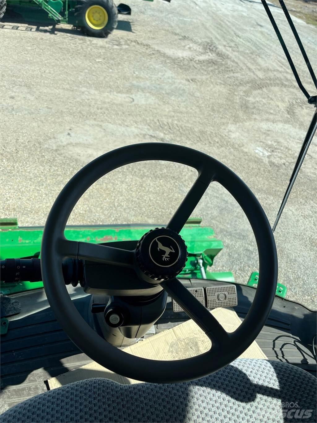 John Deere S680 Combine harvesters