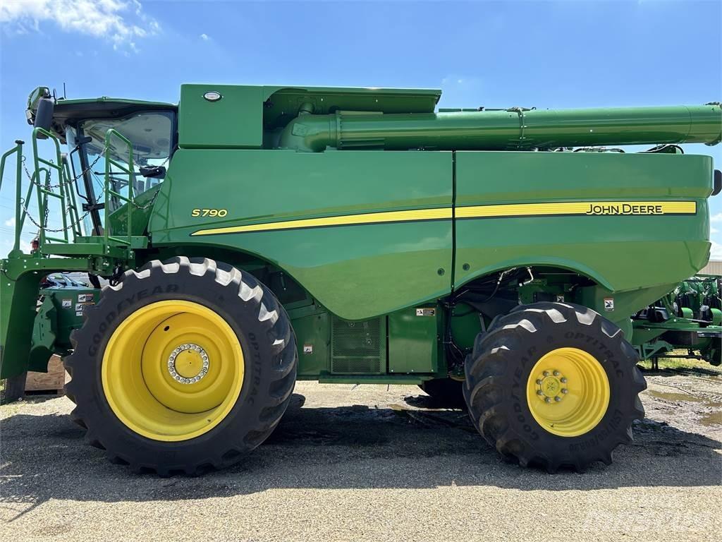 John Deere S790 Combine harvesters