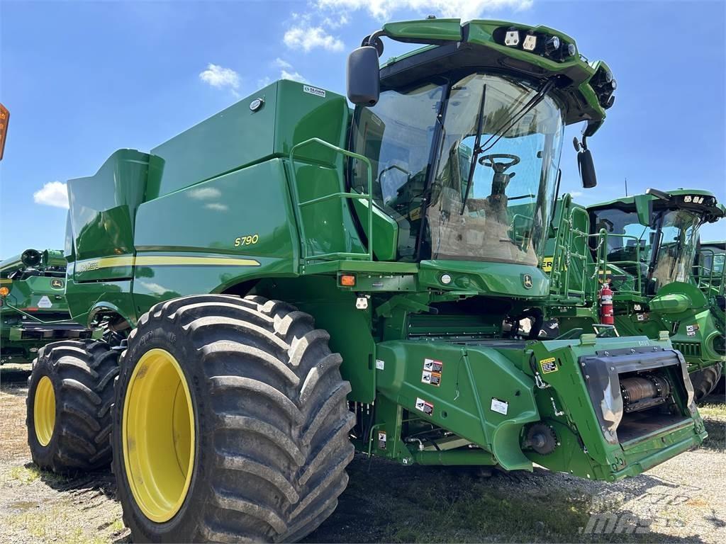 John Deere S790 Combine harvesters