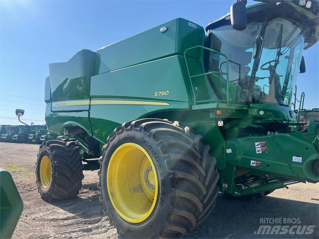 John Deere S790 Combine harvesters