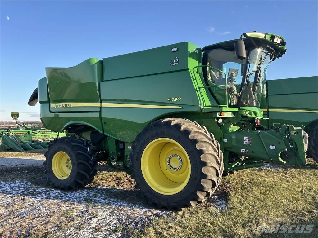John Deere S790 Combine harvesters