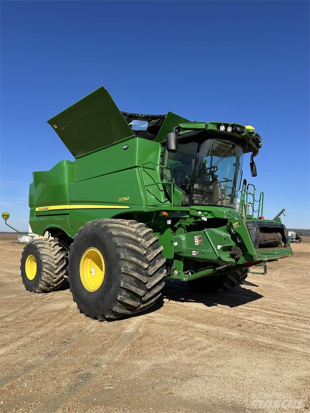John Deere S790 Combine harvesters