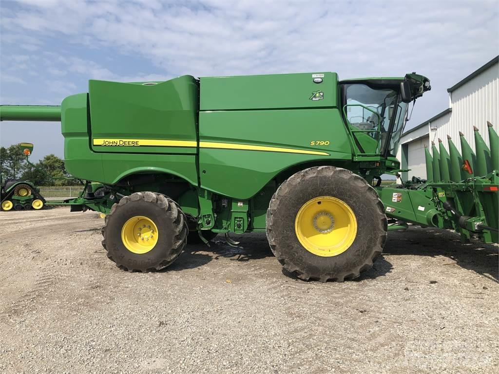 John Deere S790 Combine harvesters