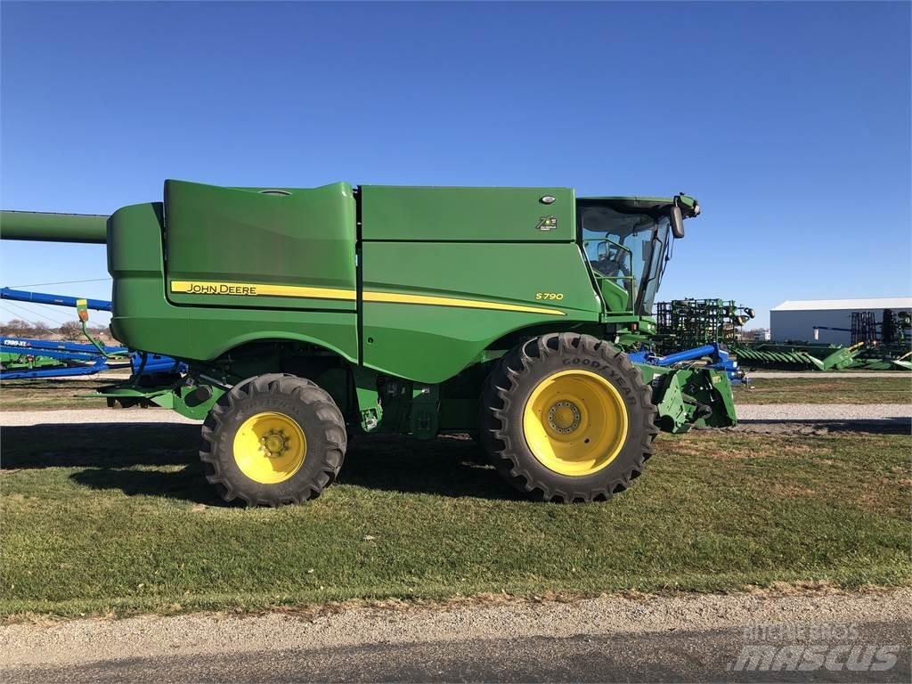 John Deere S790 Combine harvesters