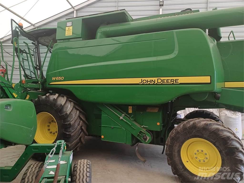 John Deere W650 Combine harvesters