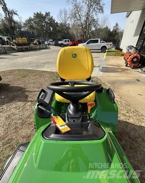 John Deere X739 Compact tractors