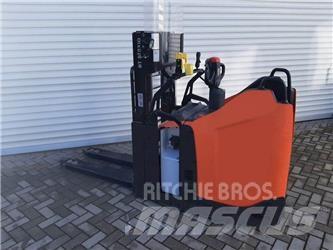 BT SPE200DN Pedestrian stacker