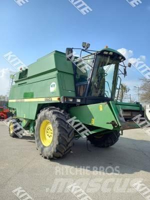 John Deere 2256 2WD Combine harvesters