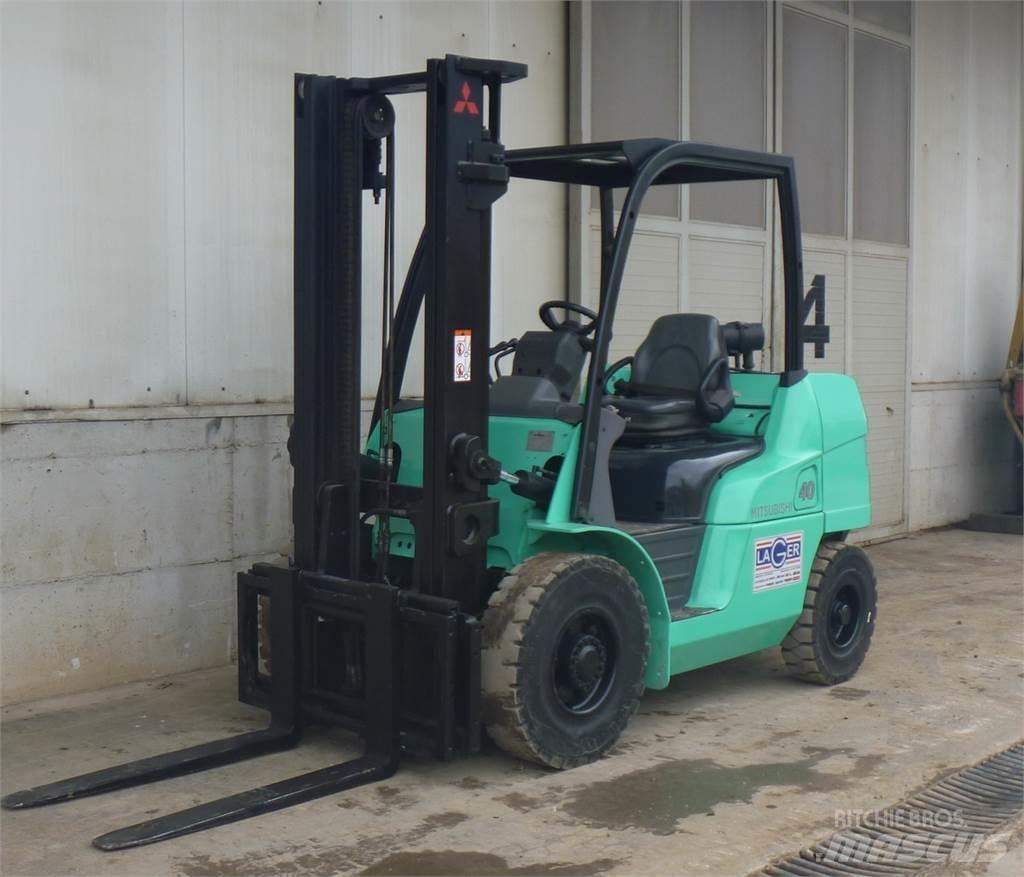 Mitsubishi FD40N Diesel trucks