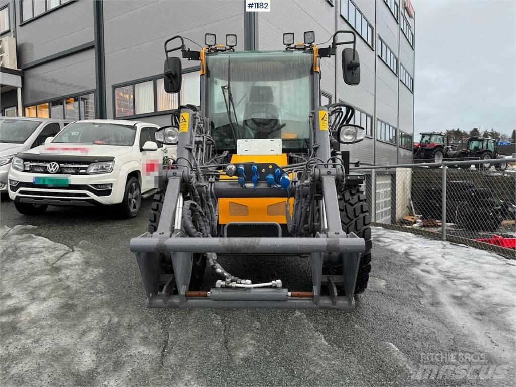 LM Trac 587 Multi-purpose loaders