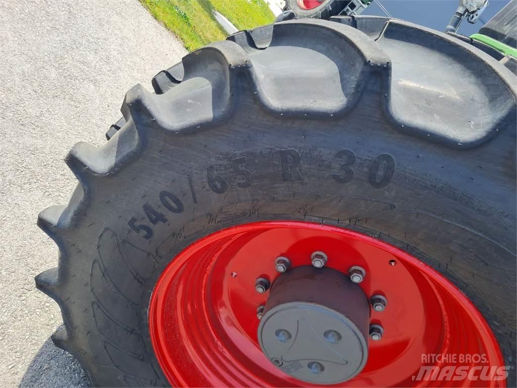 Fendt 724 Vario Tractors