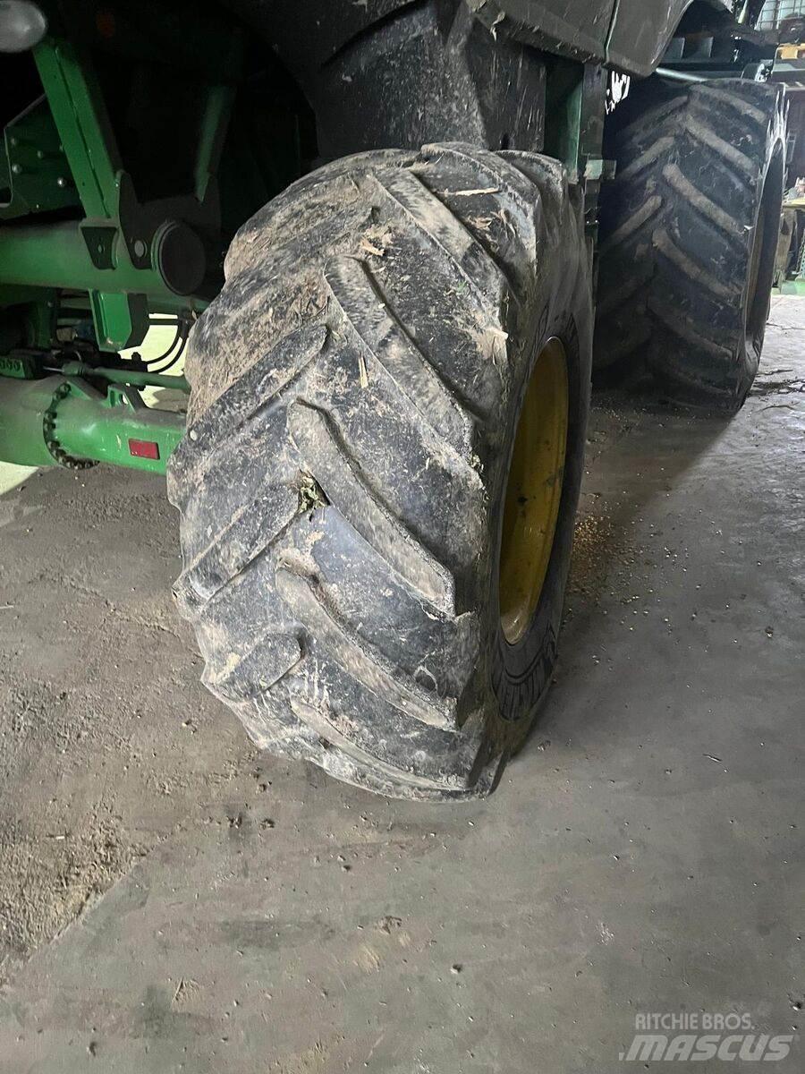 John Deere T670 Combine harvesters