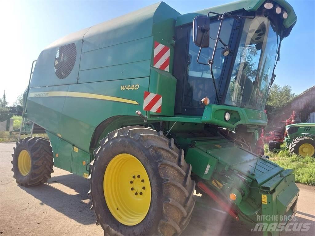 John Deere W440 Combine harvesters
