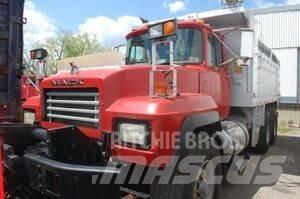 Mack RD688S Snow blades and plows