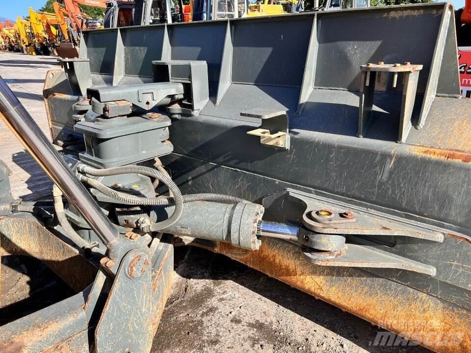 Liebherr 736 Crawler dozers