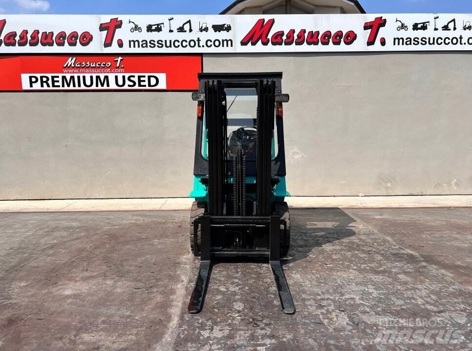 Mitsubishi FD25K Diesel trucks