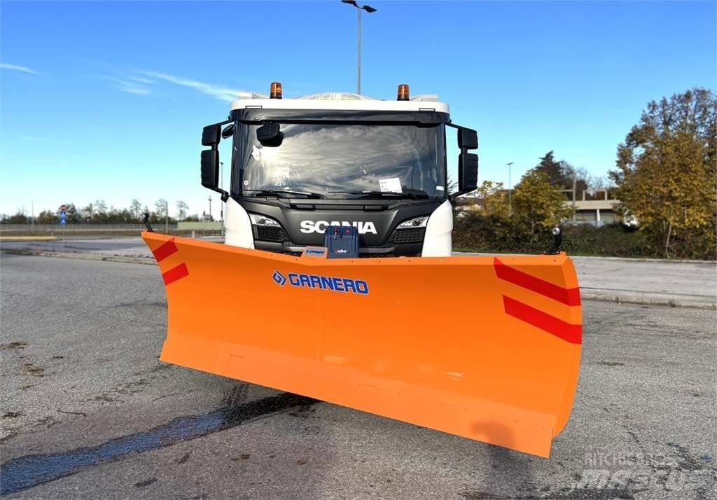 Scania P500 XT 8X4 Snow blades and plows
