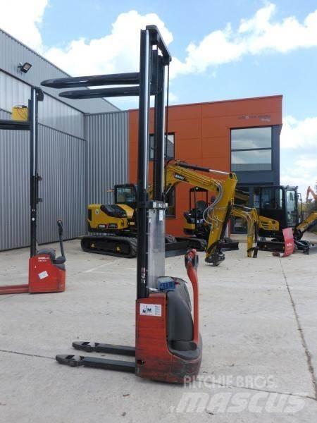 Fenwick L10 Pedestrian stacker