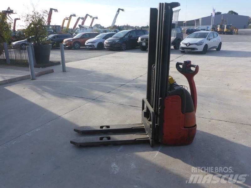 Fenwick L10 Pedestrian stacker