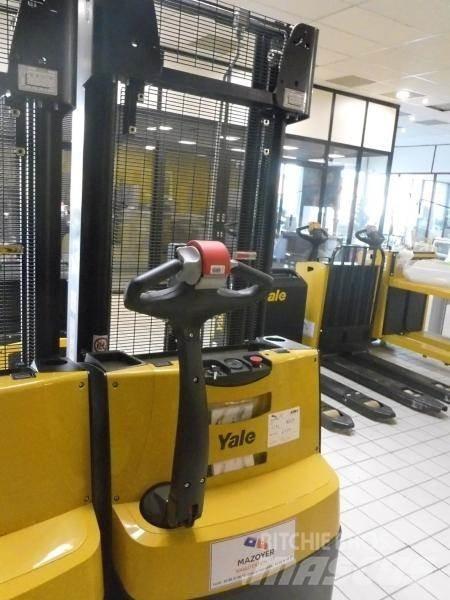 Yale MS 12 AC Pedestrian stacker