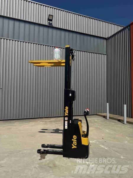Yale MS10 Pedestrian stacker