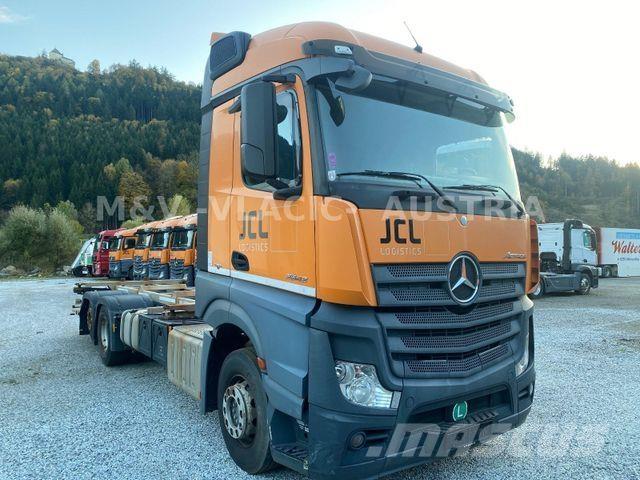 Mercedes-Benz 2542 Chassis Cab trucks