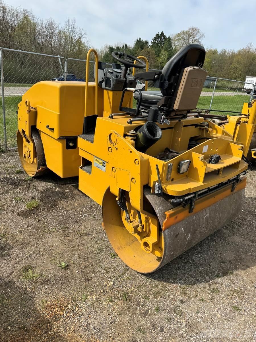 CAT CB34 Asphalt pavers