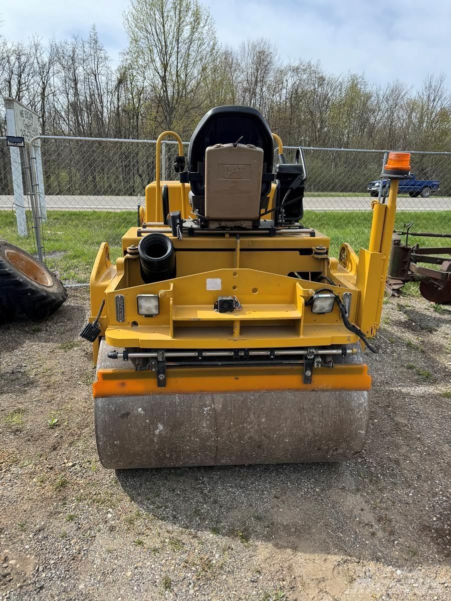 CAT CB34 Asphalt pavers