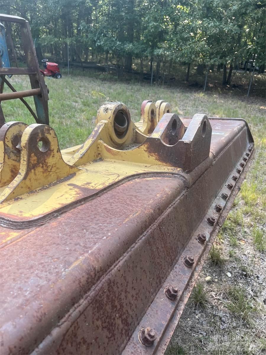 CAT D5K Blades