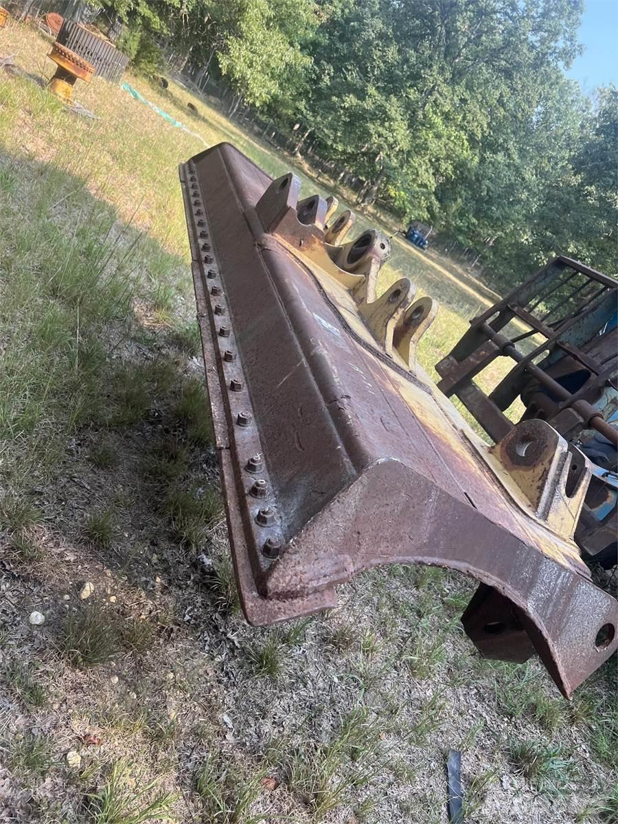 CAT D5M Blades