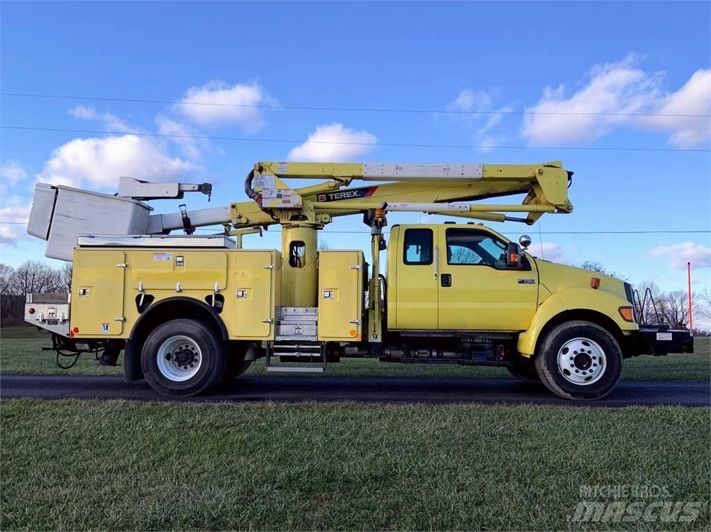 Ford F-750 Truck mounted platforms