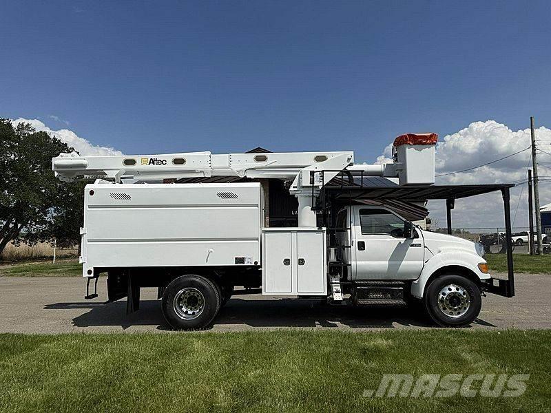 Ford F-750 Truck mounted platforms