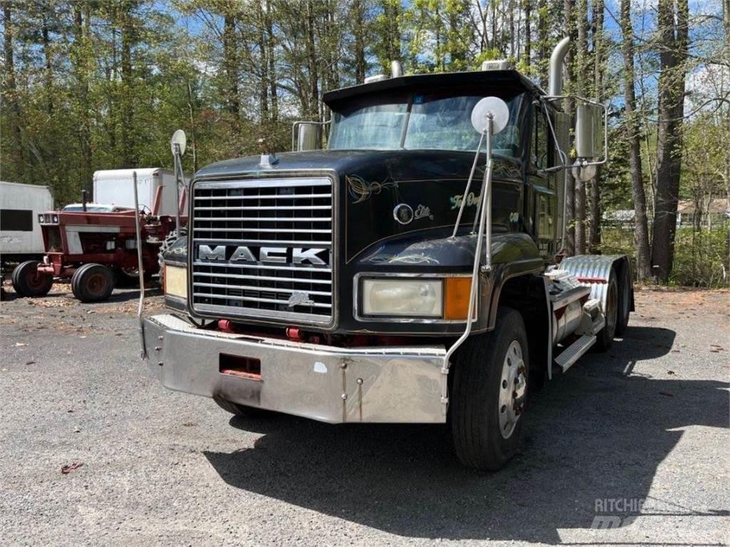 Mack CL733 Prime Movers