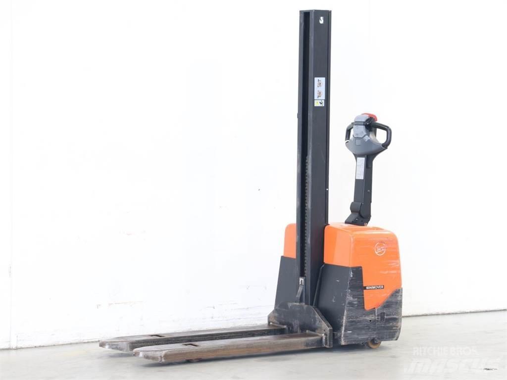 BT HWE100 Pedestrian stacker