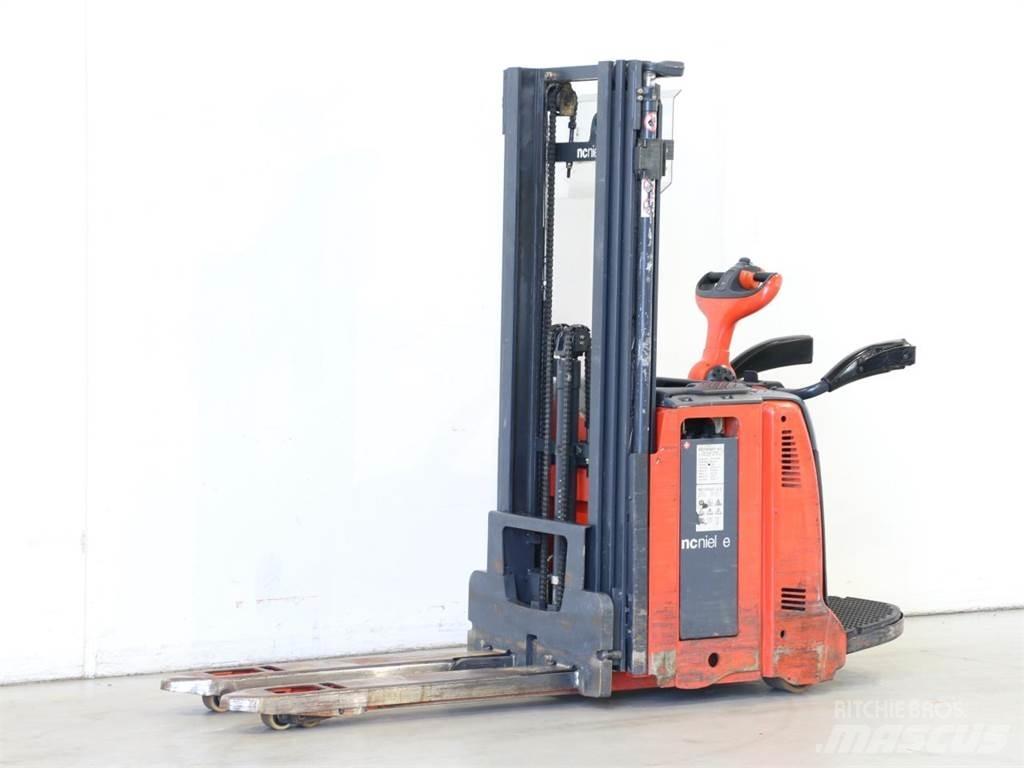 Linde D12AP/133 Pedestrian stacker