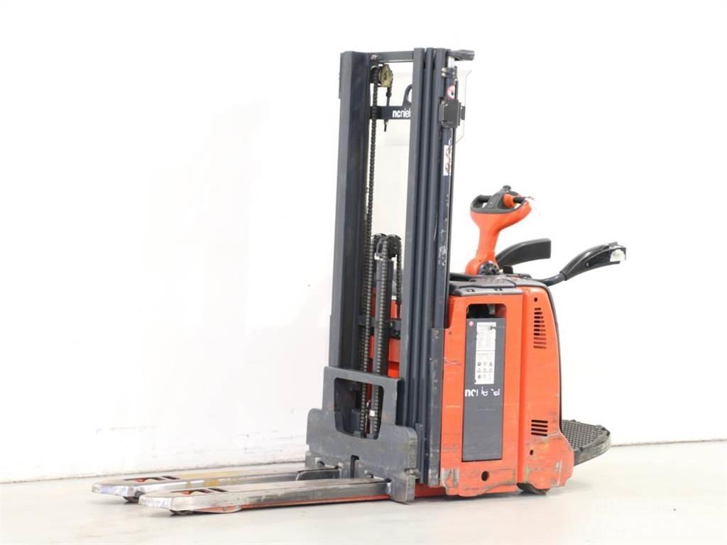 Linde D12AP/133 Pedestrian stacker