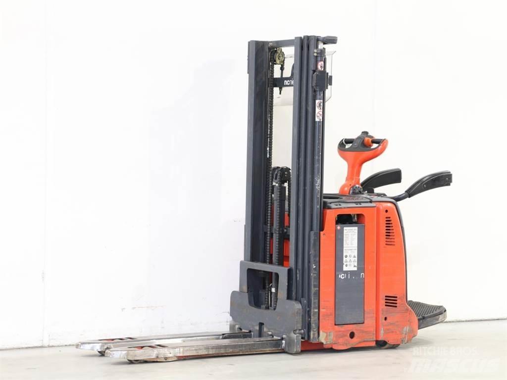 Linde D12AP/133 Pedestrian stacker