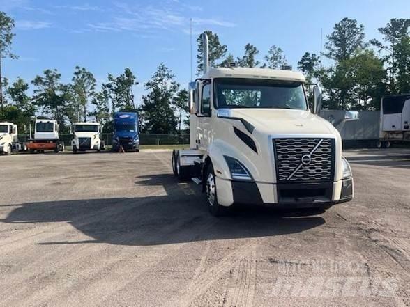 Volvo VNL64T300 Prime Movers