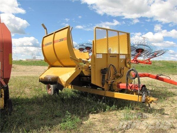 Haybuster 2650 Bale shredders, cutters and unrollers
