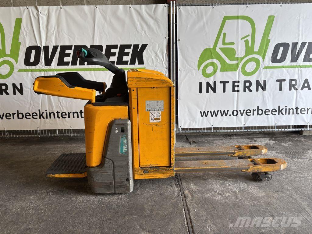 Jungheinrich ERE 225 Self propelled stackers