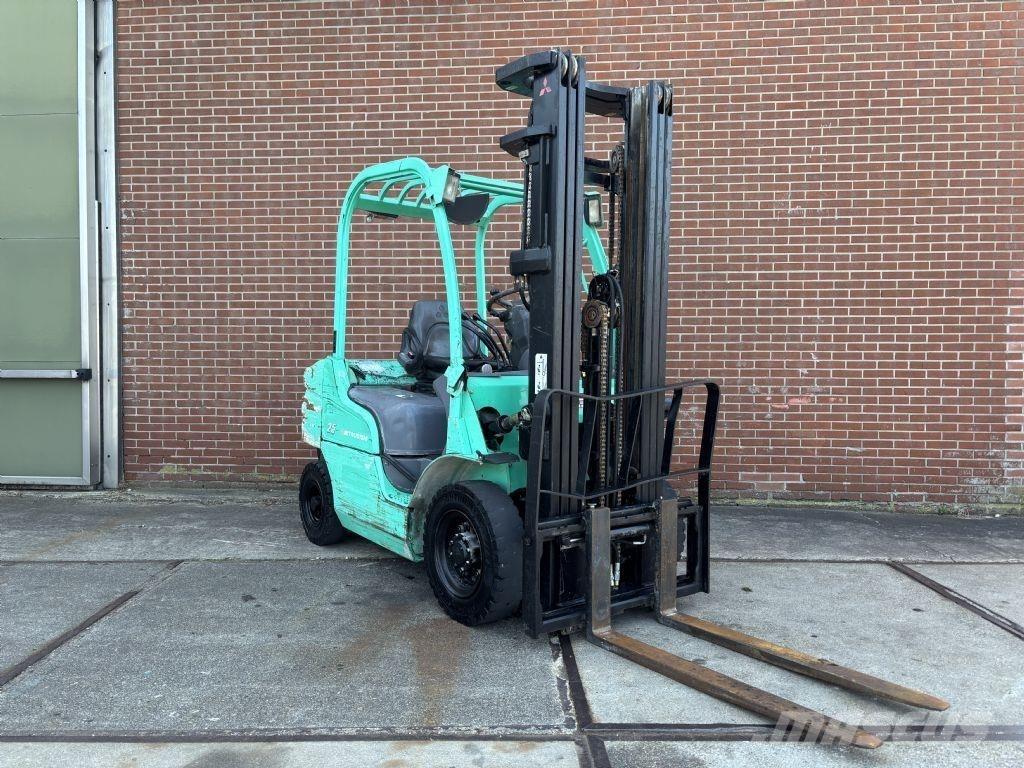 Mitsubishi FD25N Diesel trucks