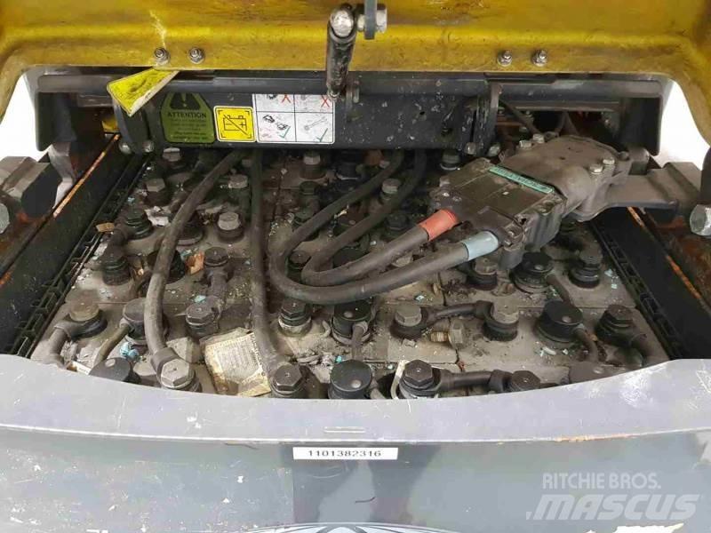 Aisle-Master 15E Narrow aisle truck