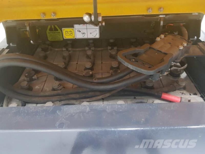 Aisle-Master 15NE RENTAL Narrow aisle truck