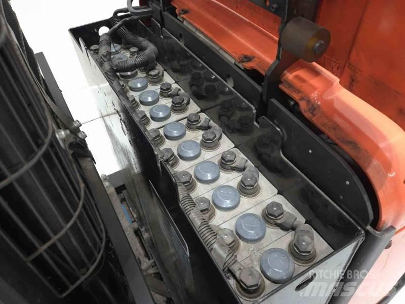 BT SPE135S Pedestrian stacker