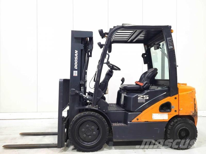 Doosan D25S-7 Diesel trucks
