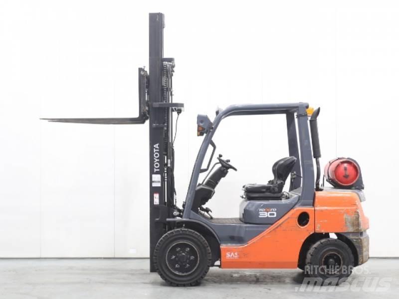 Toyota 02-8FGF30 LPG trucks