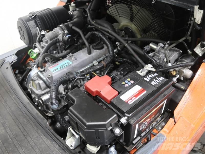 Toyota 02-8FGF30 LPG trucks