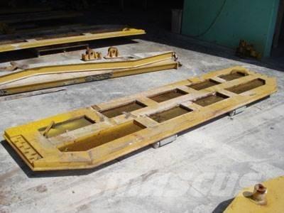 CAT 740 Tailgate Other components