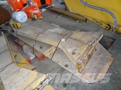 CAT 740 Tailgate Other components