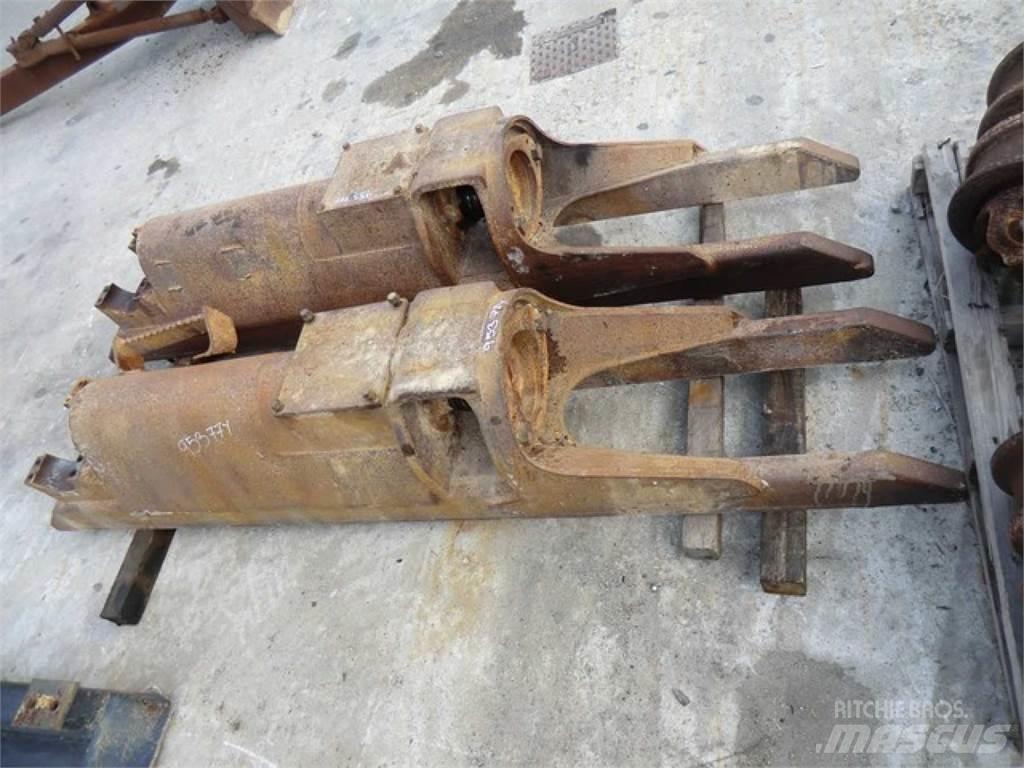 CAT 953 Tracks, chains and undercarriage